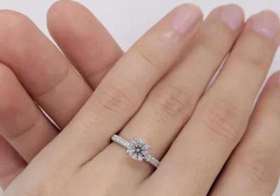 How to choose dainty engagement rings under 200usd with diamond